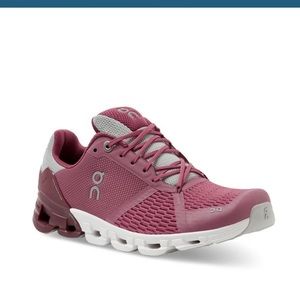 Women's 8.5 on cloud flyer running shoes.